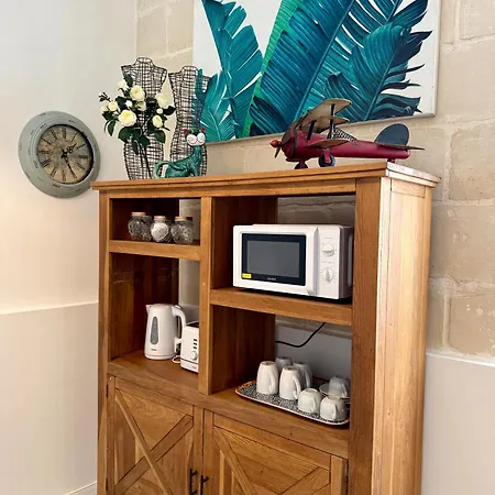 Boutique Near Valletta With Cafeteria Just Next Door - Perfect For Couples Wanting To Discover Malta - Bus Stops Just Outside (adults Only)