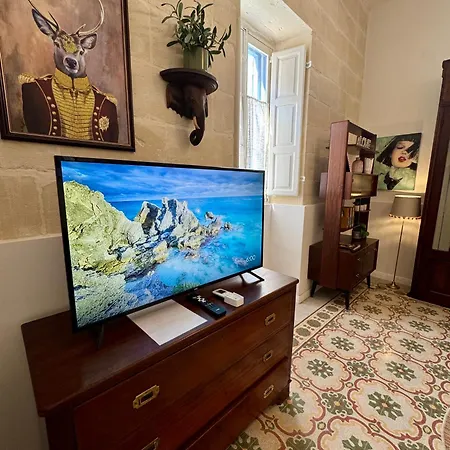 Boutique Near Valletta With Cafeteria Just Next Door - Perfect For Couples Wanting To Discover Malta - Bus Stops Just Outside (adults Only) Lägenhet *