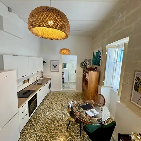 Boutique Near Valletta With Cafeteria Just Next Door - Perfect For Couples Wanting To Discover Malta - Bus Stops Just Outside (adults Only) Lägenhet