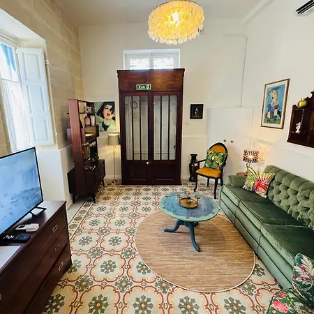 Boutique Near Valletta With Cafeteria Just Next Door - Perfect For Couples Wanting To Discover Malta - Bus Stops Just Outside (adults Only) Msida