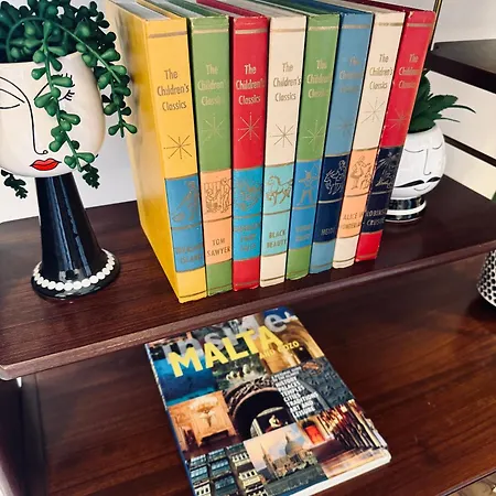 Boutique Near Valletta With Cafeteria Just Next Door - Perfect For Couples Wanting To Discover Malta - Bus Stops Just Outside (adults Only) * Мсида