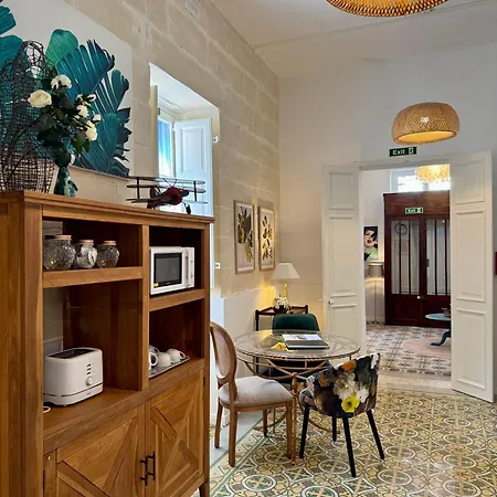 Boutique Near Valletta With Cafeteria Just Next Door - Perfect For Couples Wanting To Discover Malta - Bus Stops Just Outside (adults Only) Διαμέρισμα