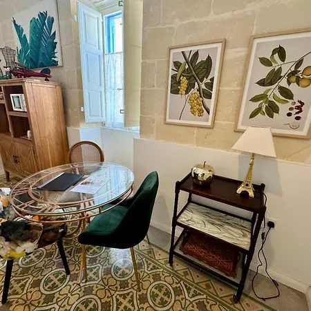 Boutique Near Valletta With Cafeteria Just Next Door - Perfect For Couples Wanting To Discover Malta - Bus Stops Just Outside (adults Only) Апартаменты *