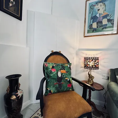 Boutique Near Valletta With Cafeteria Just Next Door - Perfect For Couples Wanting To Discover Malta - Bus Stops Just Outside (adults Only) *