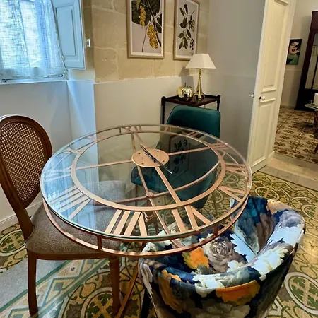Boutique Near Valletta With Cafeteria Just Next Door - Perfect For Couples Wanting To Discover Malta - Bus Stops Just Outside (adults Only)