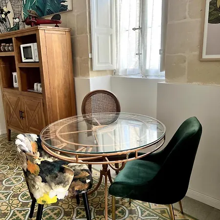 Boutique Near Valletta With Cafeteria Just Next Door - Perfect For Couples Wanting To Discover Malta - Bus Stops Just Outside (adults Only) Апартаменты *